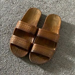 Women’s Size 8 light brown Hawaiian Sandals.